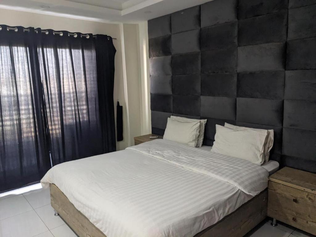 Lavish Hotel ราวัลปินดี ภายนอก รูปภาพ