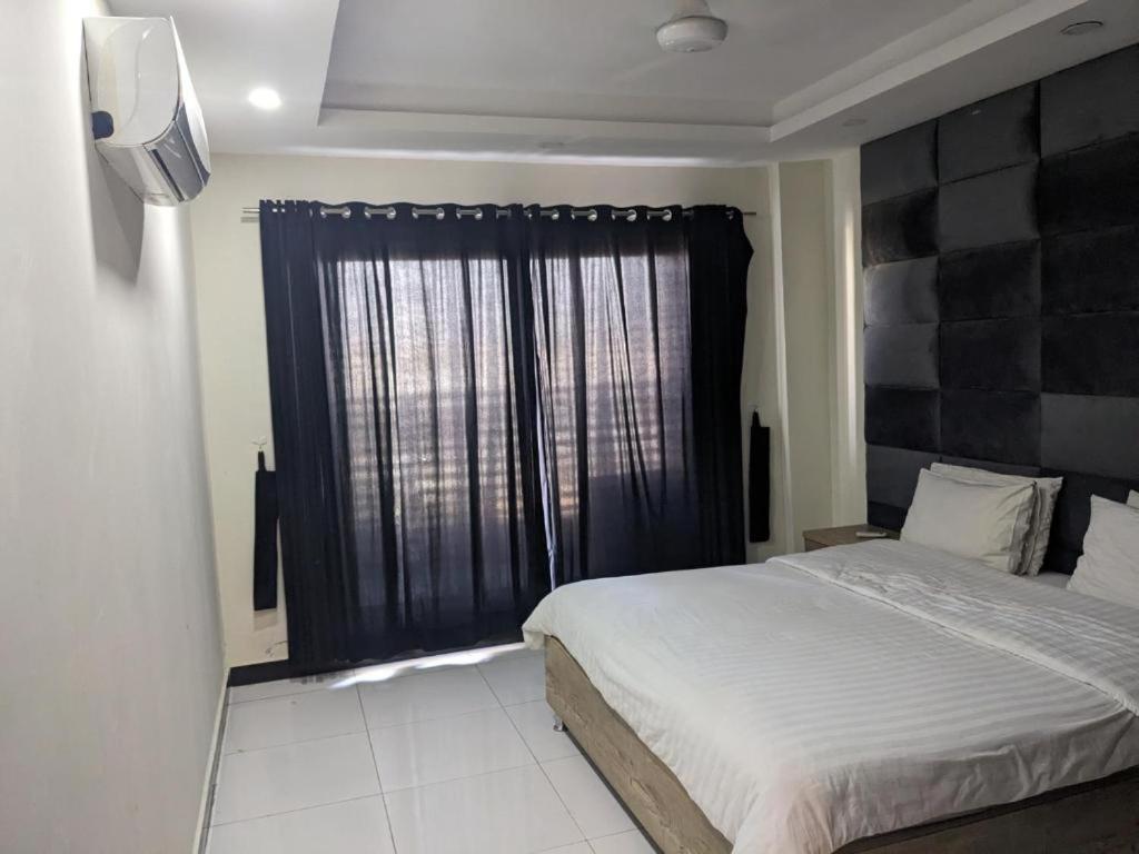 Lavish Hotel ราวัลปินดี ภายนอก รูปภาพ
